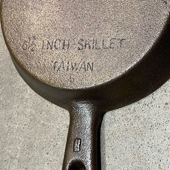 Vintage Cast Iron Skillet Pan Pouring Spouts Made In Taiwan - Picture 6 of 7